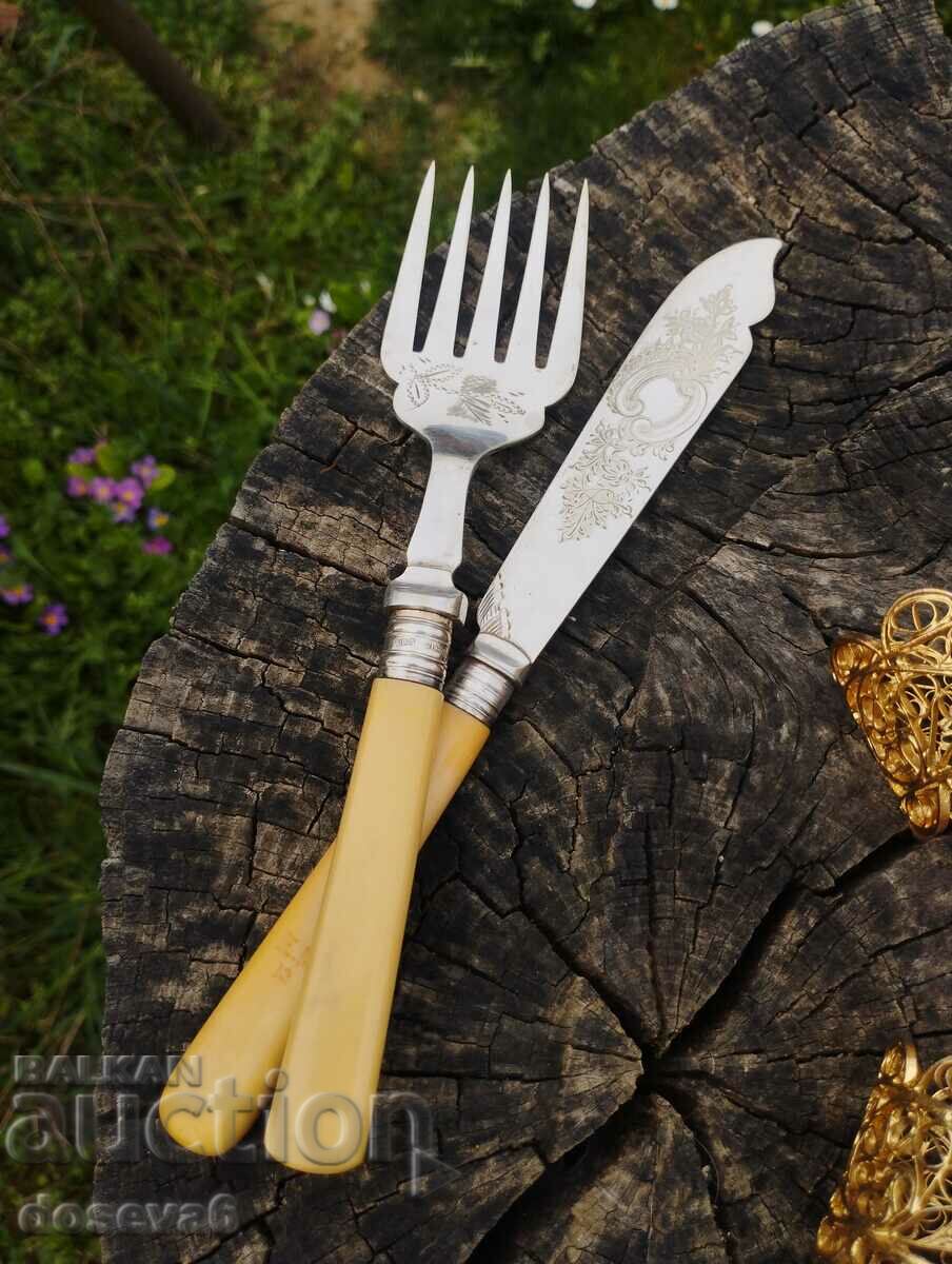 silver-plated fork and knife Length: knife 22 cm, fork 21 cm