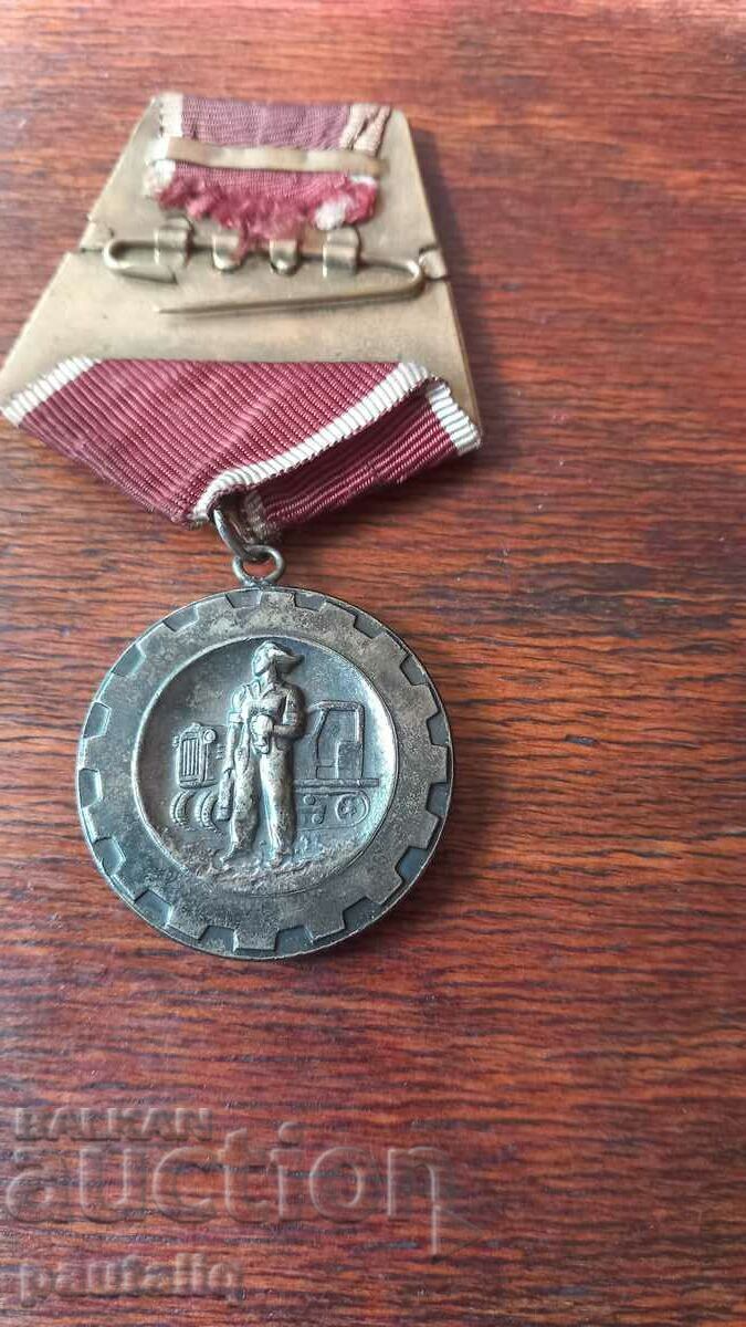 Auction LABOR DISTINCTION MEDAL Auction LABOR DISTINCTION MEDAL