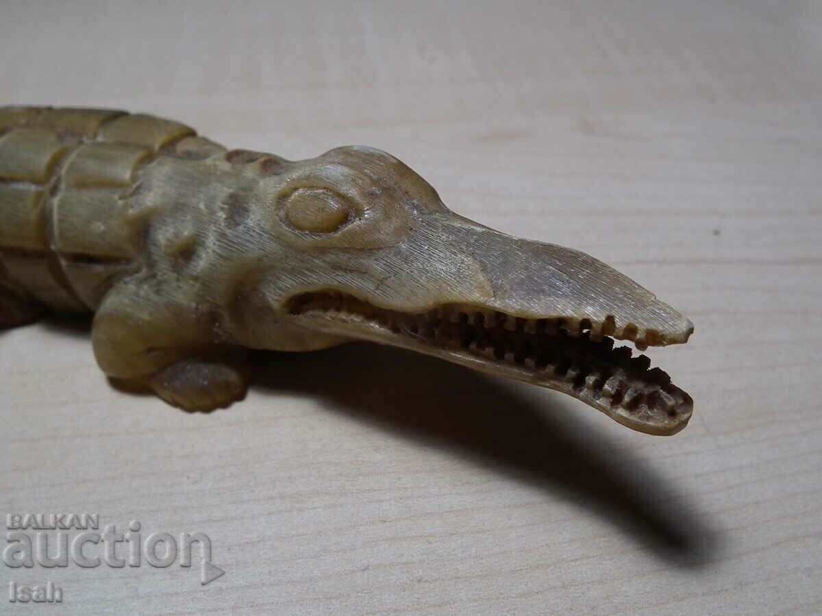 Horn crocodile figurine