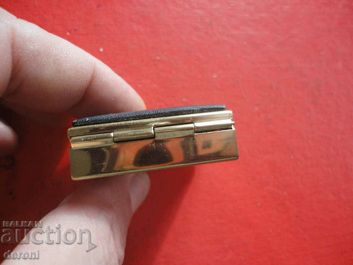 Auction Bronze snuff box 2 Auction Bronze snuff box 2