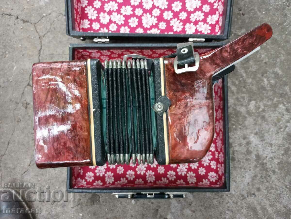 Старо детско акордеонче с цена 30.00 лв. | € 15.34 Старо детско акордеонче с цена 30.00 лв. | € 15.34