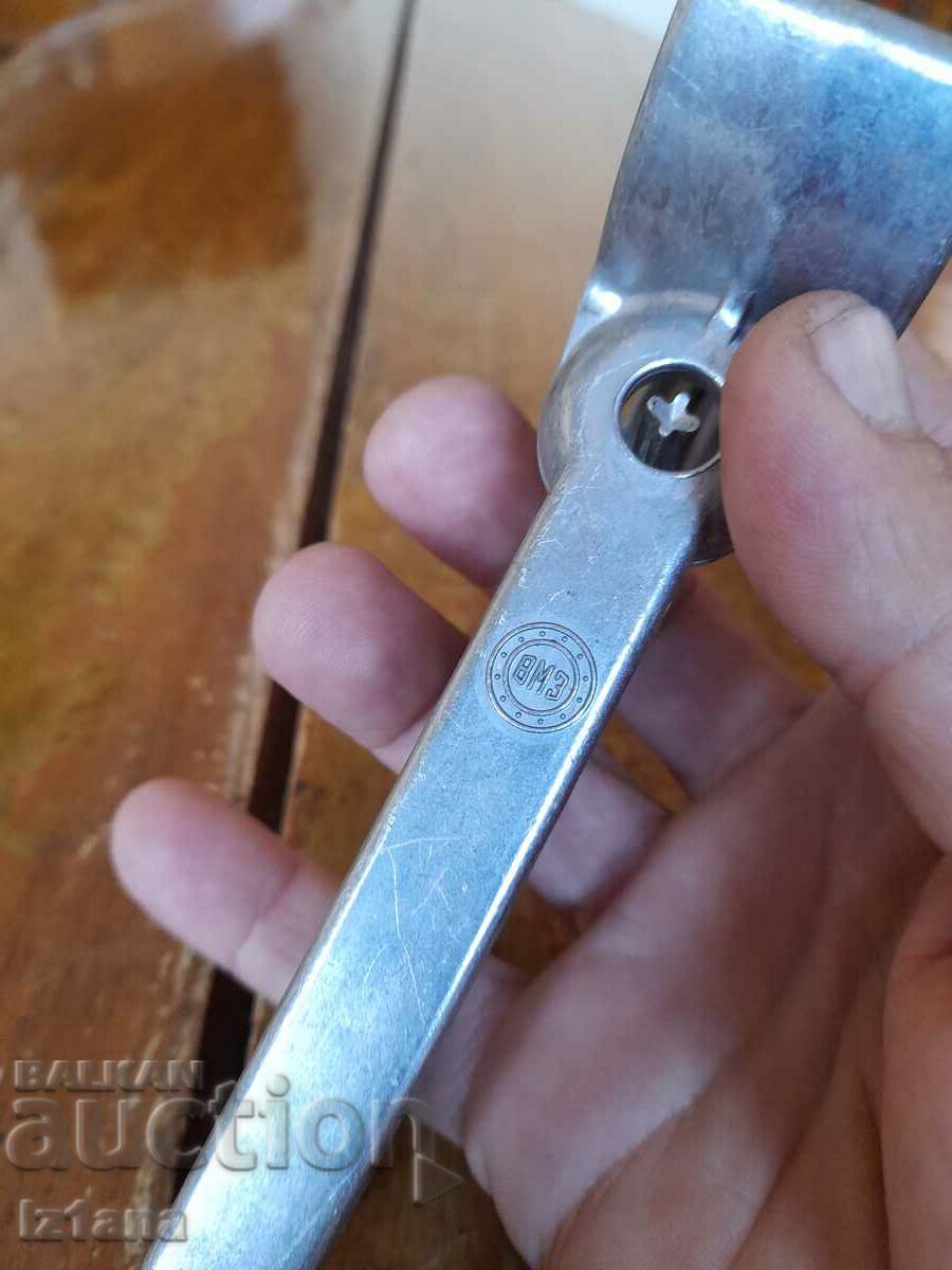 Delivery of Old aluminum garlic press Delivery of Old aluminum garlic press