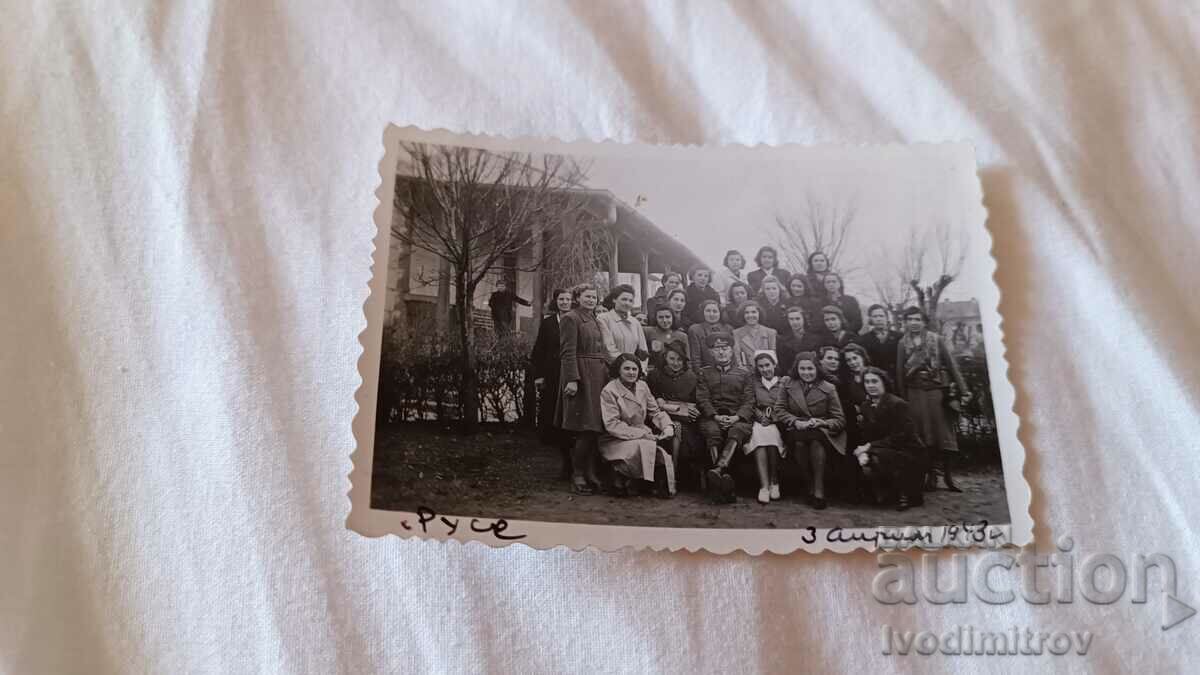 Photo Rousse Military doctor with a group of women 1943