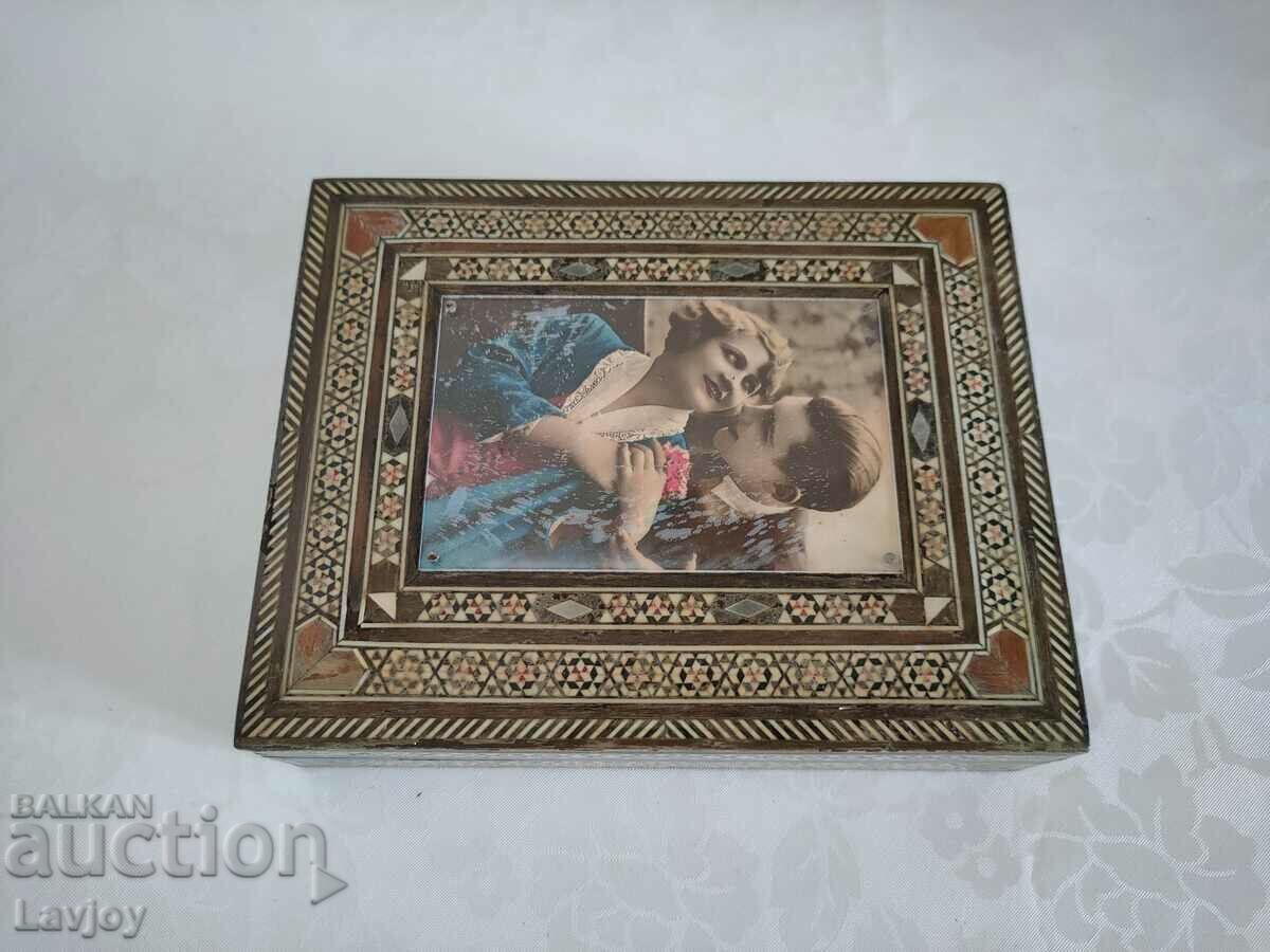 Delivery of Luxury Mother of Pearl Box "Romantic Scene" Delivery of Luxury Mother of Pearl Box "Romantic Scene"