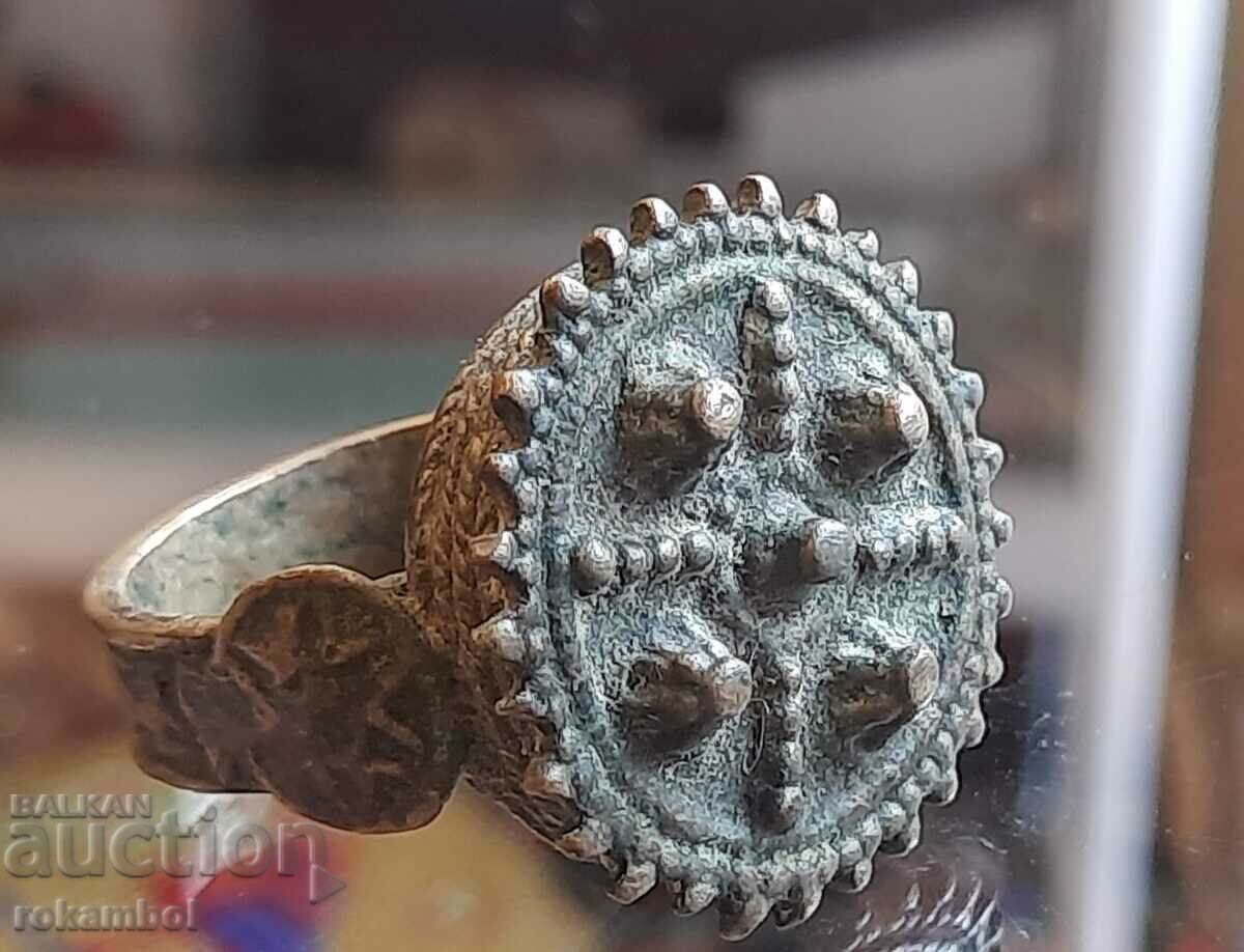 Παράδοση Αναγεννησιακό χάλκινο δαχτυλίδι Παράδοση Αναγεννησιακό χάλκινο δαχτυλίδι