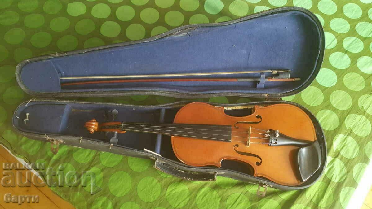 Vintage violin with price 80.00 BGN | € 40.90 Vintage violin with price 80.00 BGN | € 40.90
