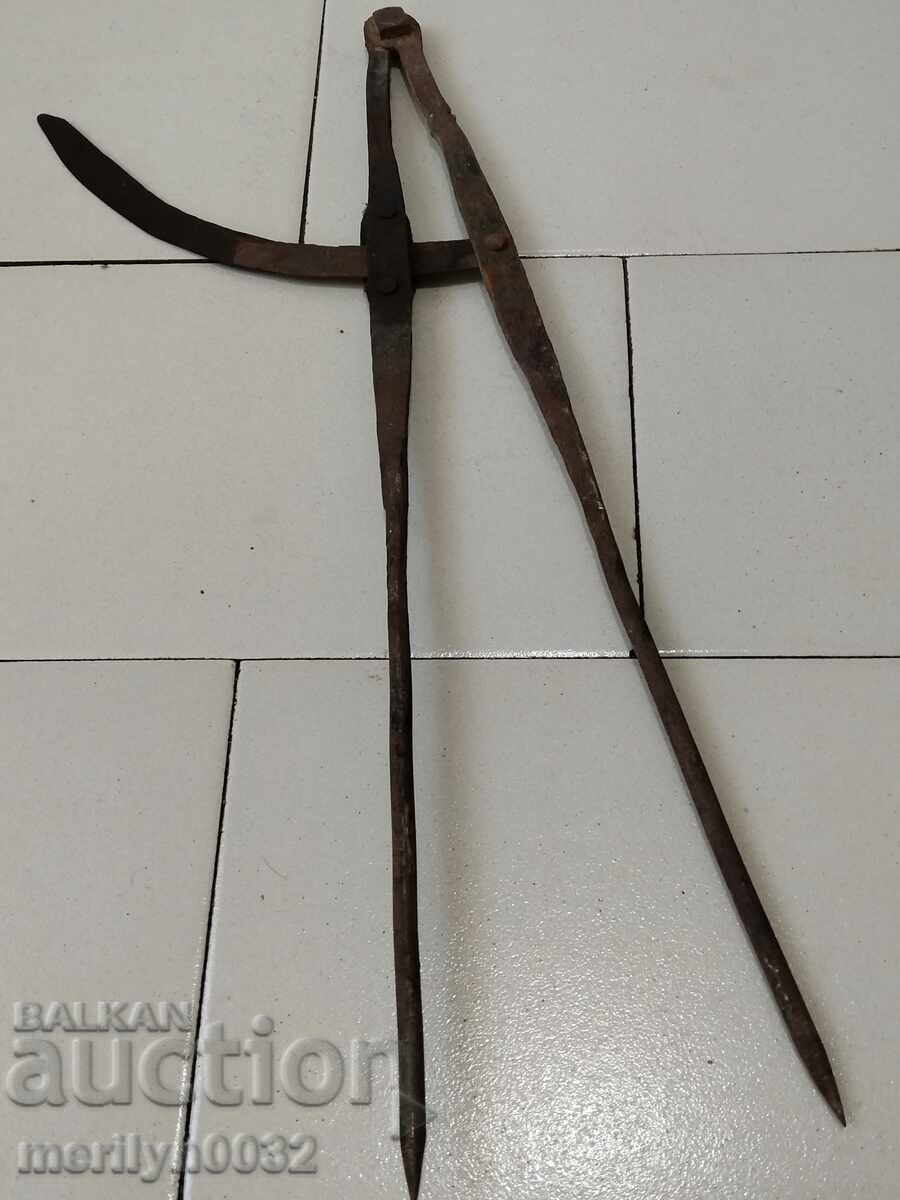 Delivery of Old blacksmith's compass, ruler, primitive tool Delivery of Old blacksmith's compass, ruler, primitive tool