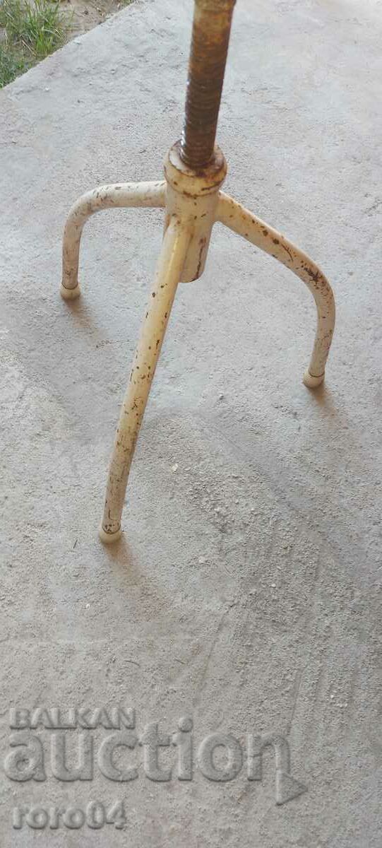 Auction MEDICAL / DENTAL CHAIR ON SCREW Auction MEDICAL / DENTAL CHAIR ON SCREW