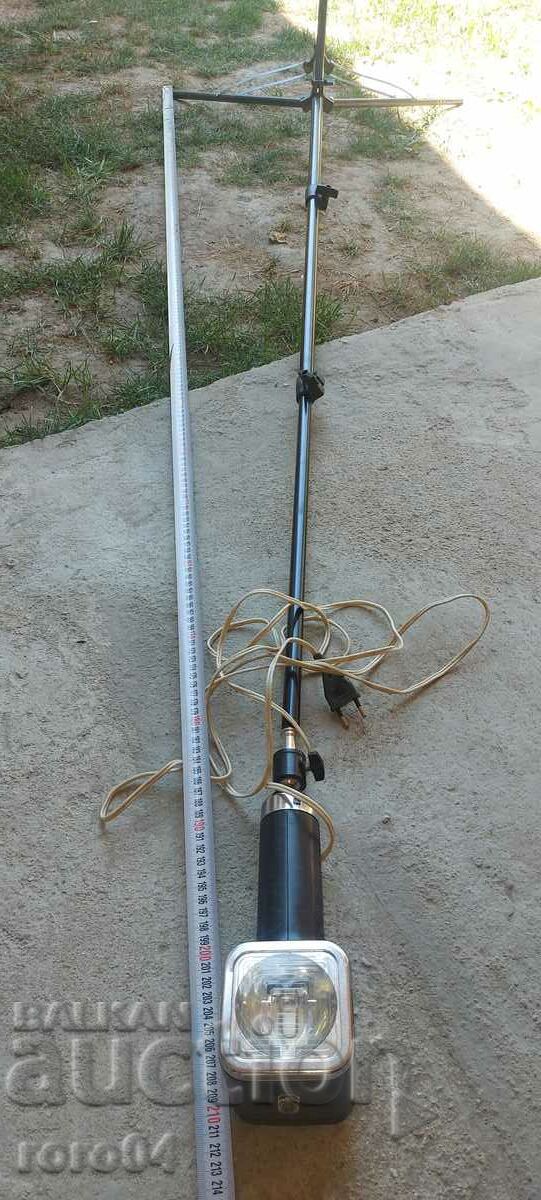 PHOTO FLASH - TRIPOD - WORKS with price 40.50 BGN | € 20.71