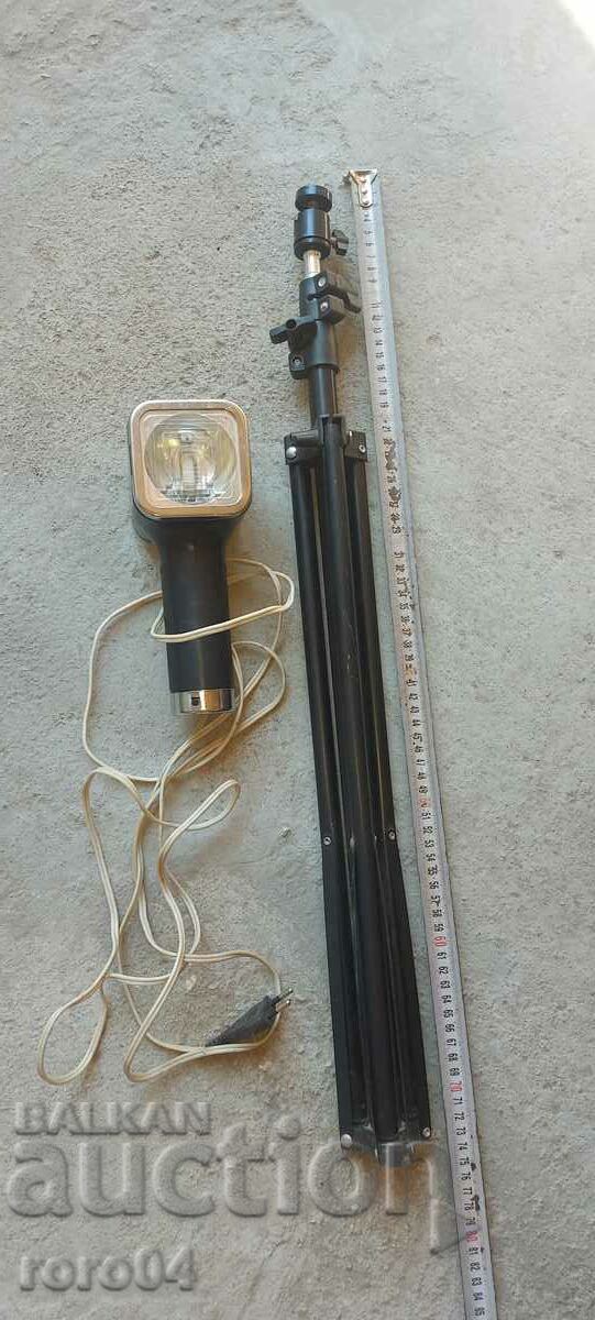 Delivery of PHOTO FLASH - TRIPOD - WORKS