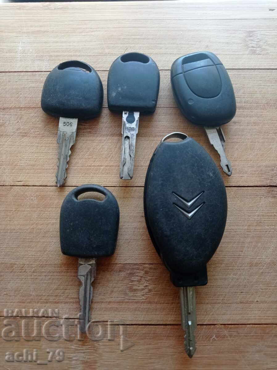 O mulțime de chei de mașină cu preț € 7.67 | 15.00 BGN O mulțime de chei de mașină cu preț € 7.67 | 15.00 BGN