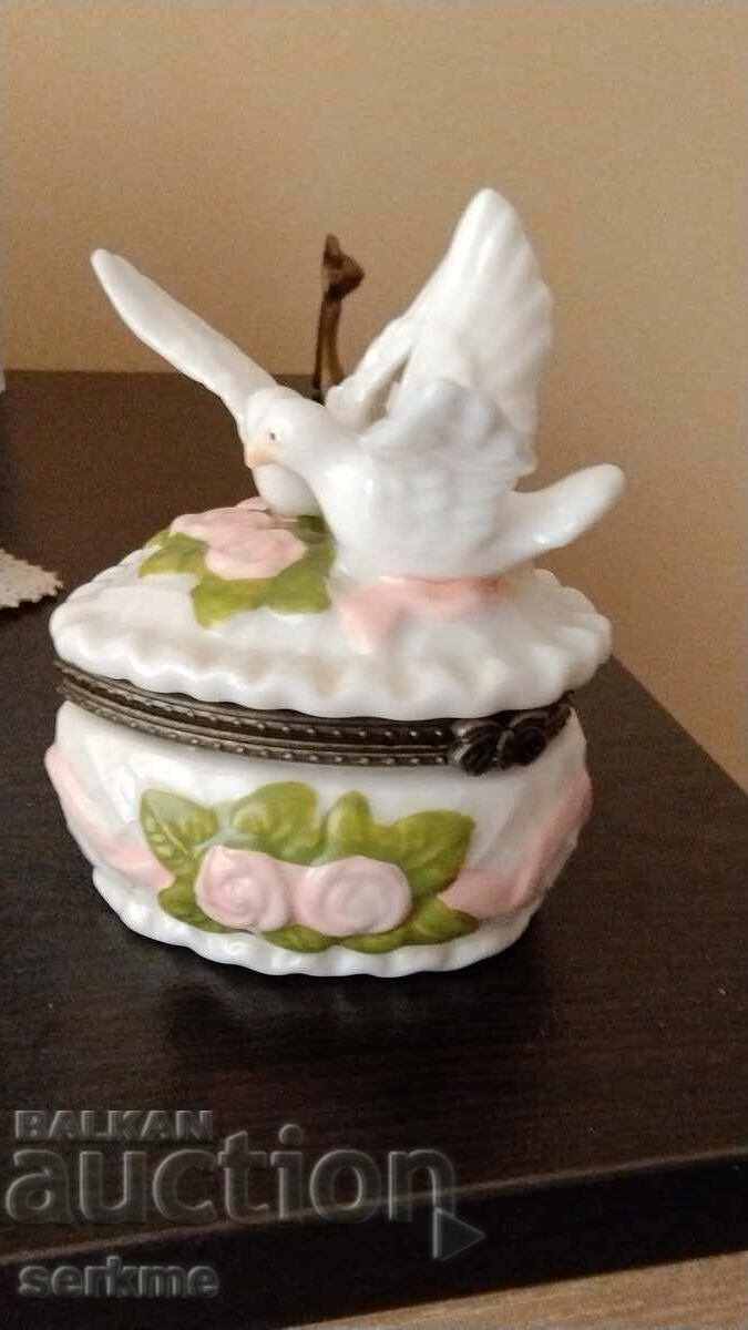 Porcelain box with price 20.00 BGN | € 10.23