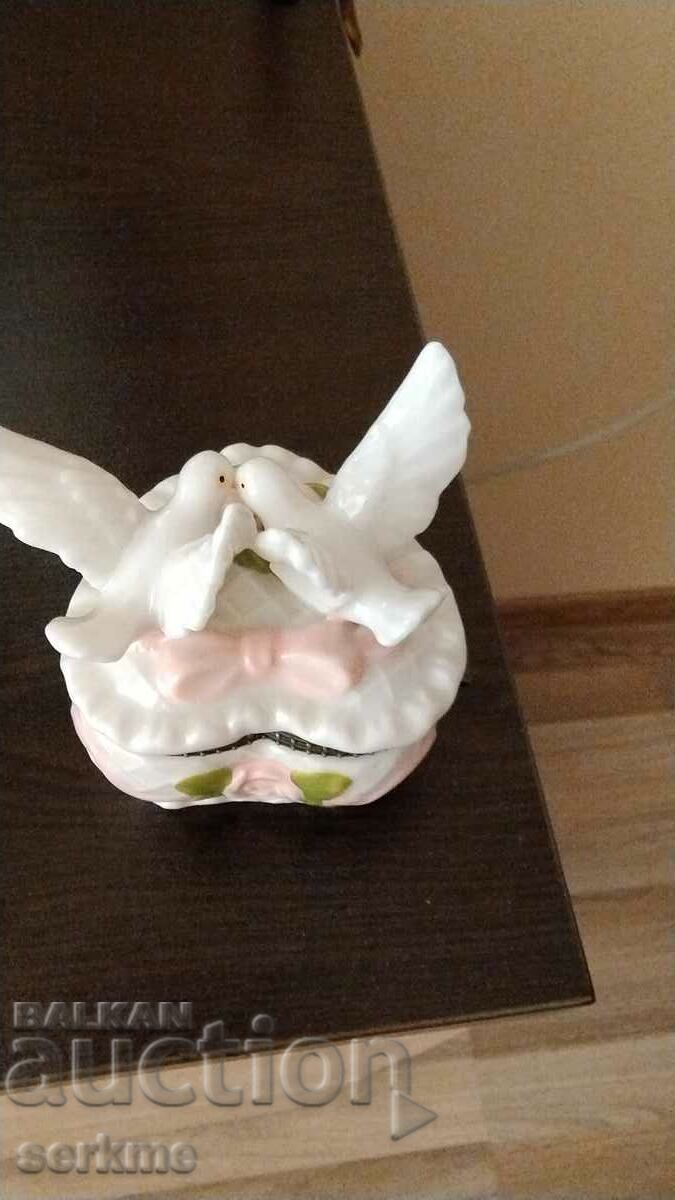 Delivery of Porcelain box