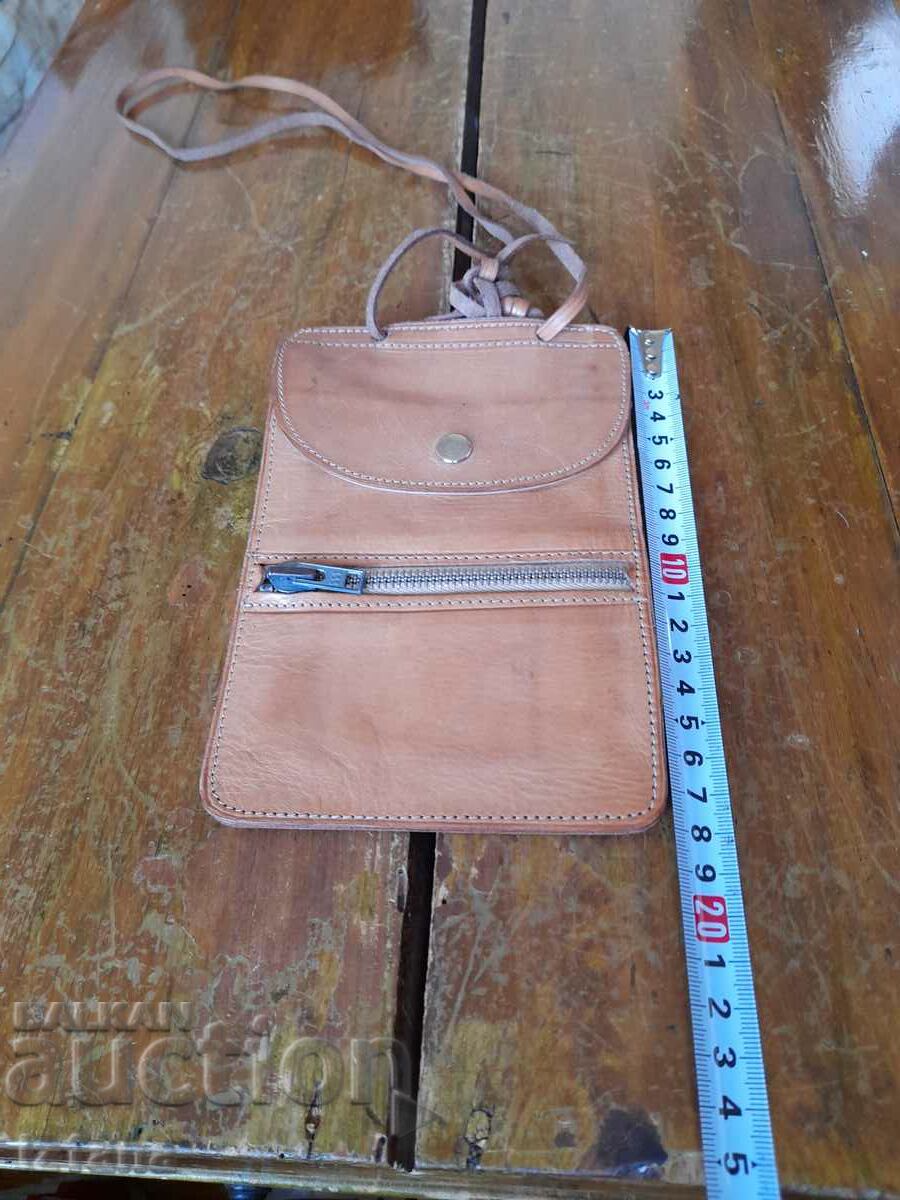 Poșetă veche din piele pentru gât cu preț 22.00 BGN | € 11.25