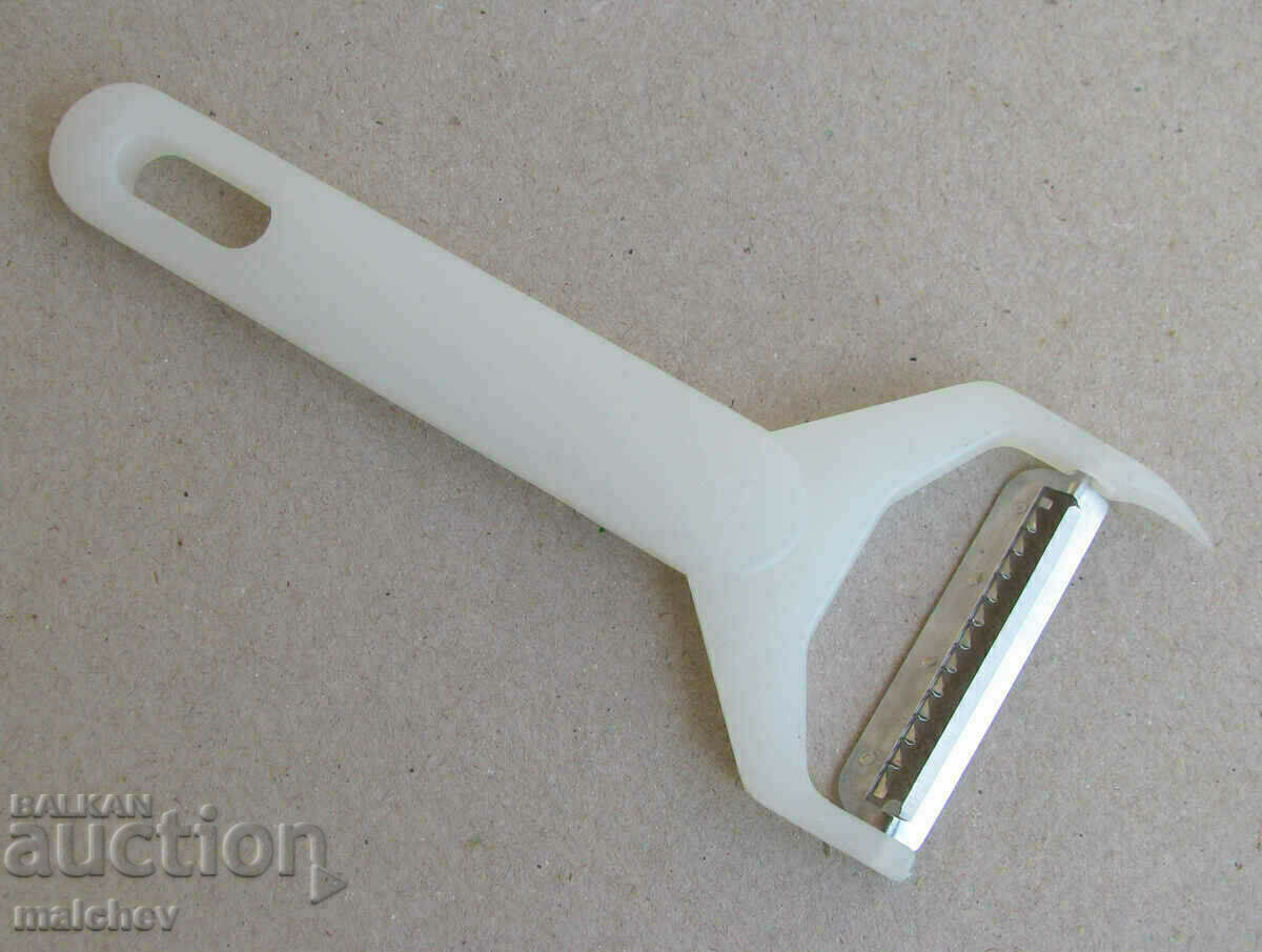 Peeler horizontal for julienne plastic. handle preserved