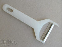 Peeler horizontal for julienne plastic. handle preserved