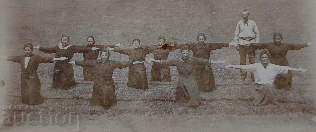 WOMEN GIRLS EXERCISE PHOTO with price 25.00 BGN | € 12.78 WOMEN GIRLS EXERCISE PHOTO with price 25.00 BGN | € 12.78