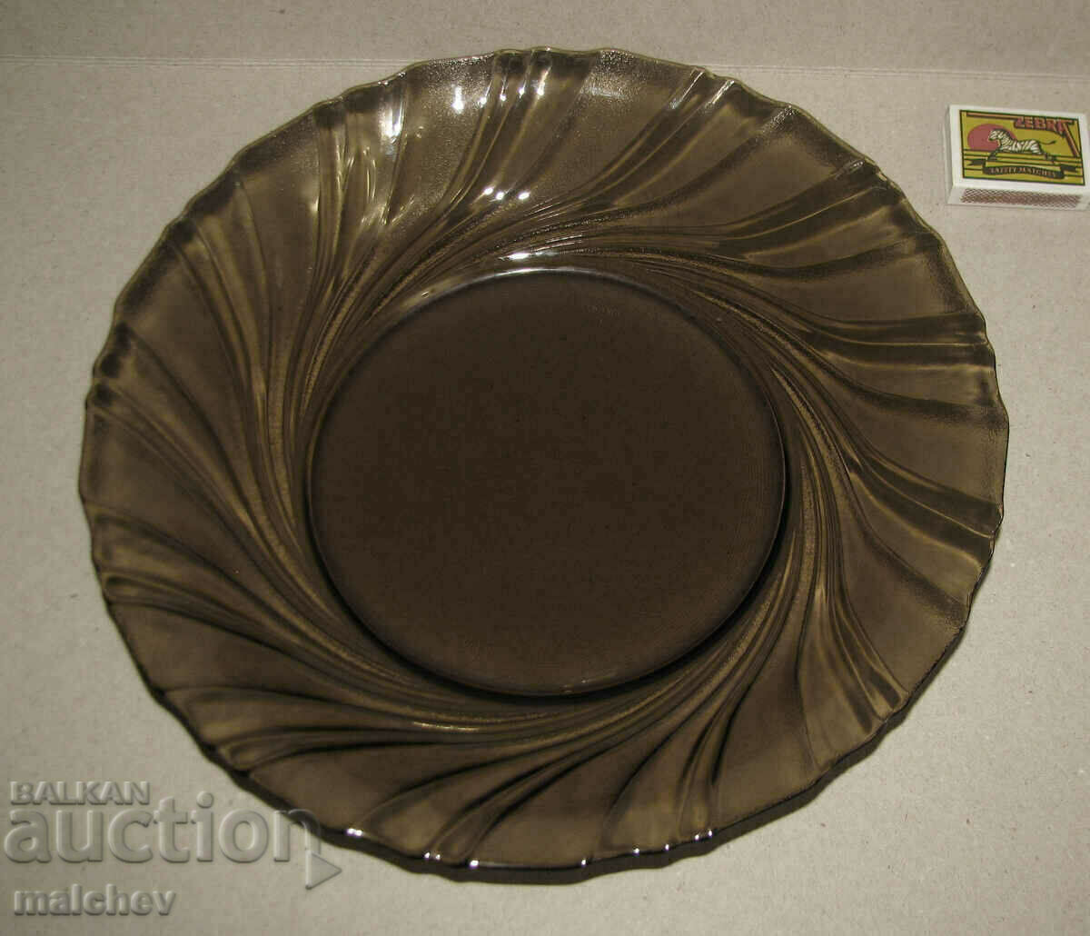 Large deep plate 28 cm smoked glass preserved. I have 2