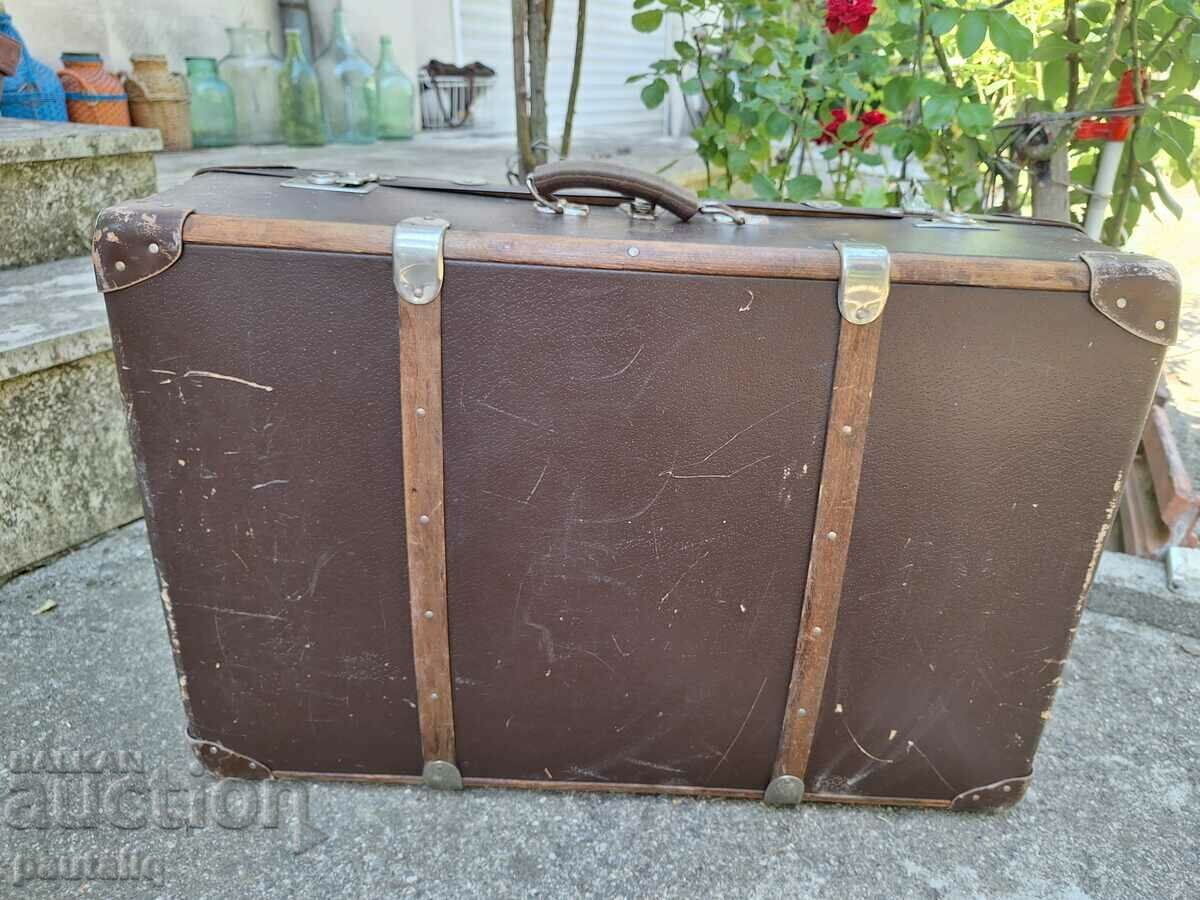 Delivery of OLD TRAVEL SUITCASE CZECHOSLOVAKIA Delivery of OLD TRAVEL SUITCASE CZECHOSLOVAKIA