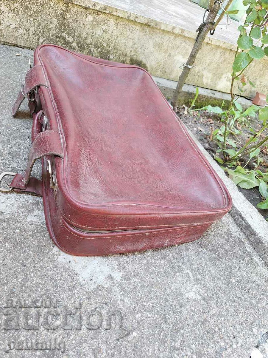 Delivery of LEATHER TRAVEL SUITCASE Delivery of LEATHER TRAVEL SUITCASE