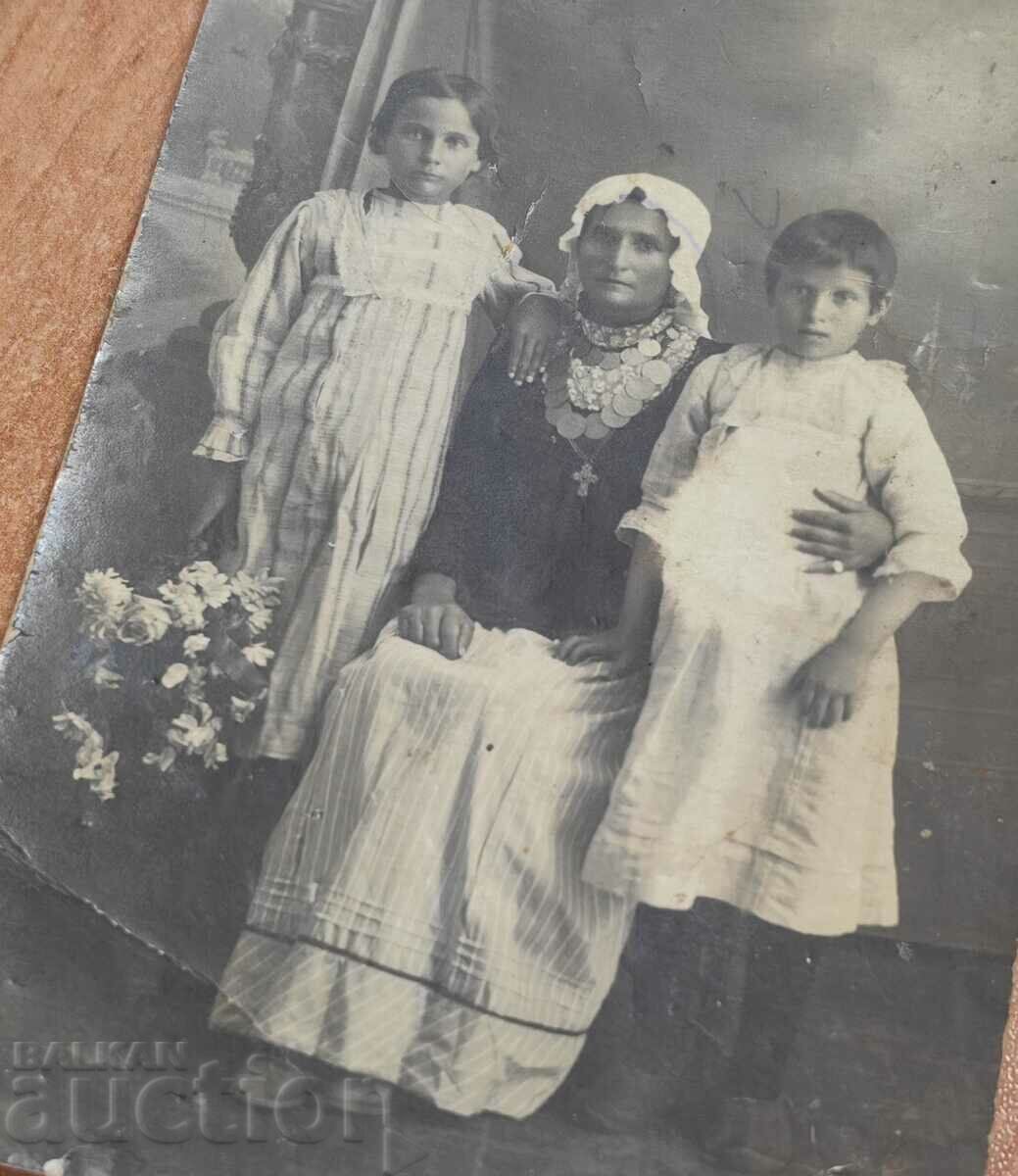 PENDARI CROSS WIFE CHILDREN OLD PHOTO