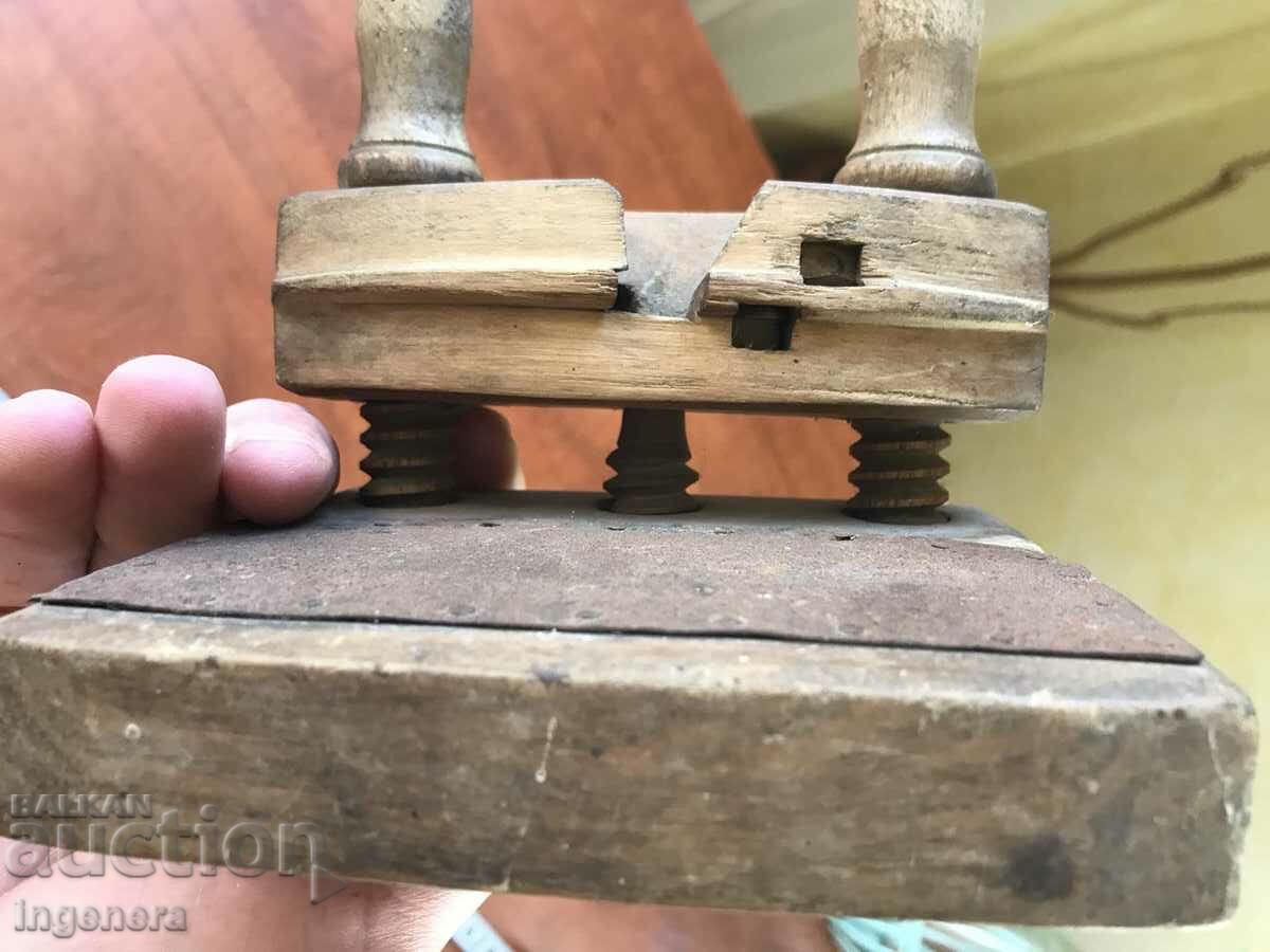 Auction CARPENTRY PLANER FOR RAINBOW DETAILS WITH THREE KNIVES Auction CARPENTRY PLANER FOR RAINBOW DETAILS WITH THREE KNIVES