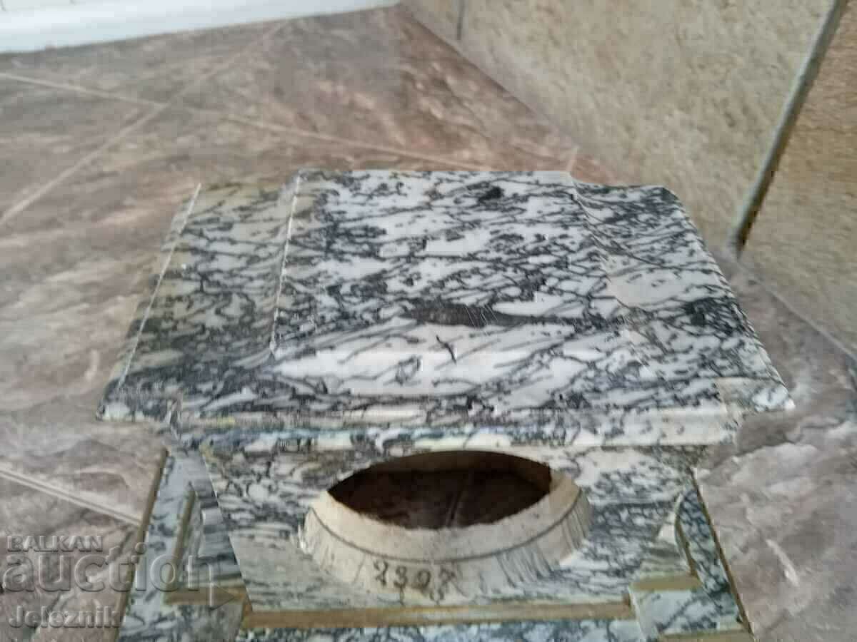 Licitație Carcasă pentru ceas din marmură franceză, secolul al XIX-lea Licitație Carcasă pentru ceas din marmură franceză, secolul al XIX-lea