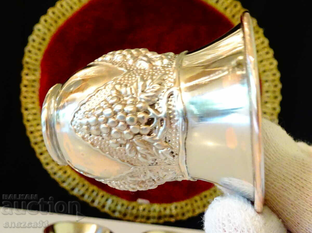 Delivery of Silver-plated glasses for brandy, 6 pcs., embossed grapes. Delivery of Silver-plated glasses for brandy, 6 pcs., embossed grapes.