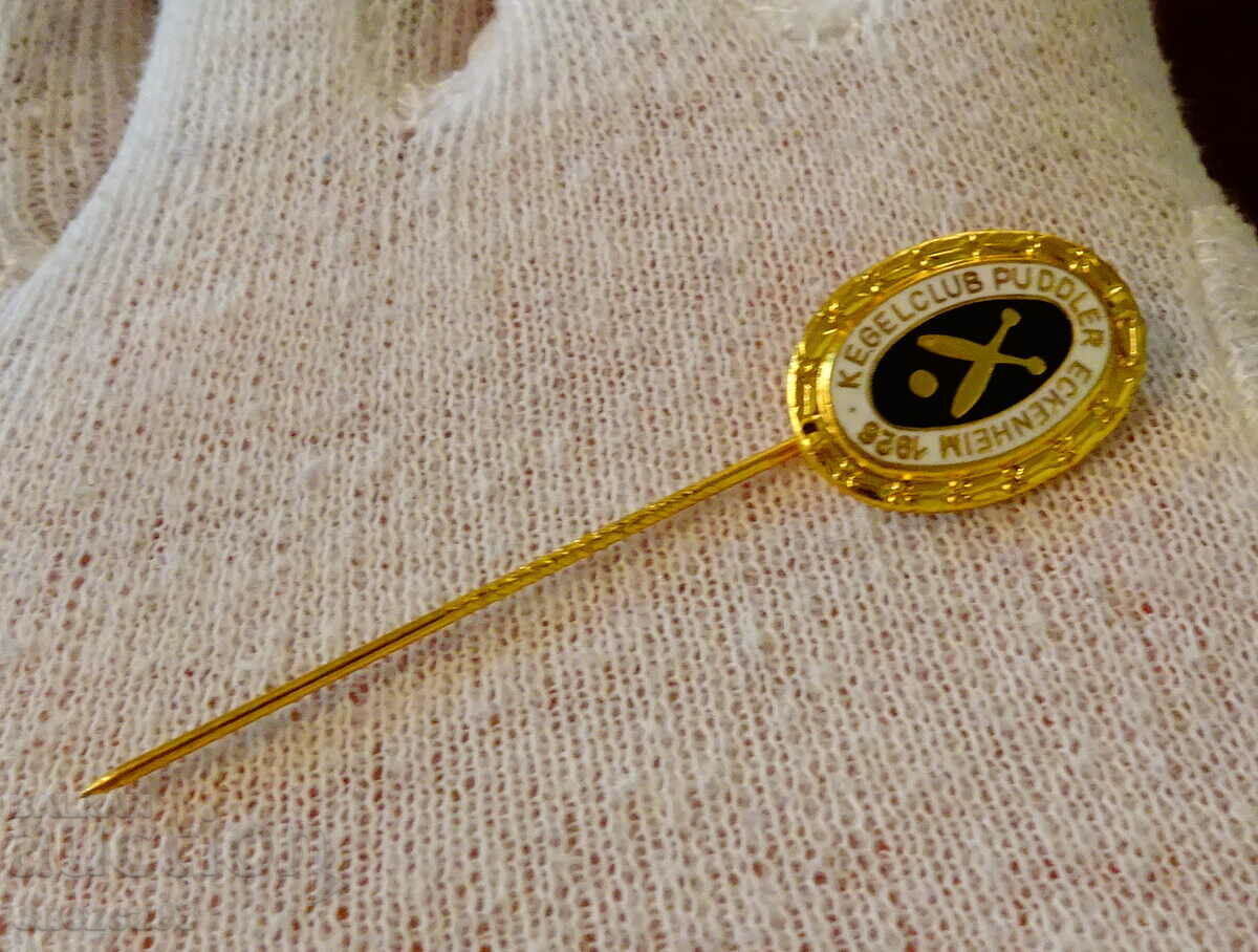 Gold plated tie pin. Gold plated tie pin.