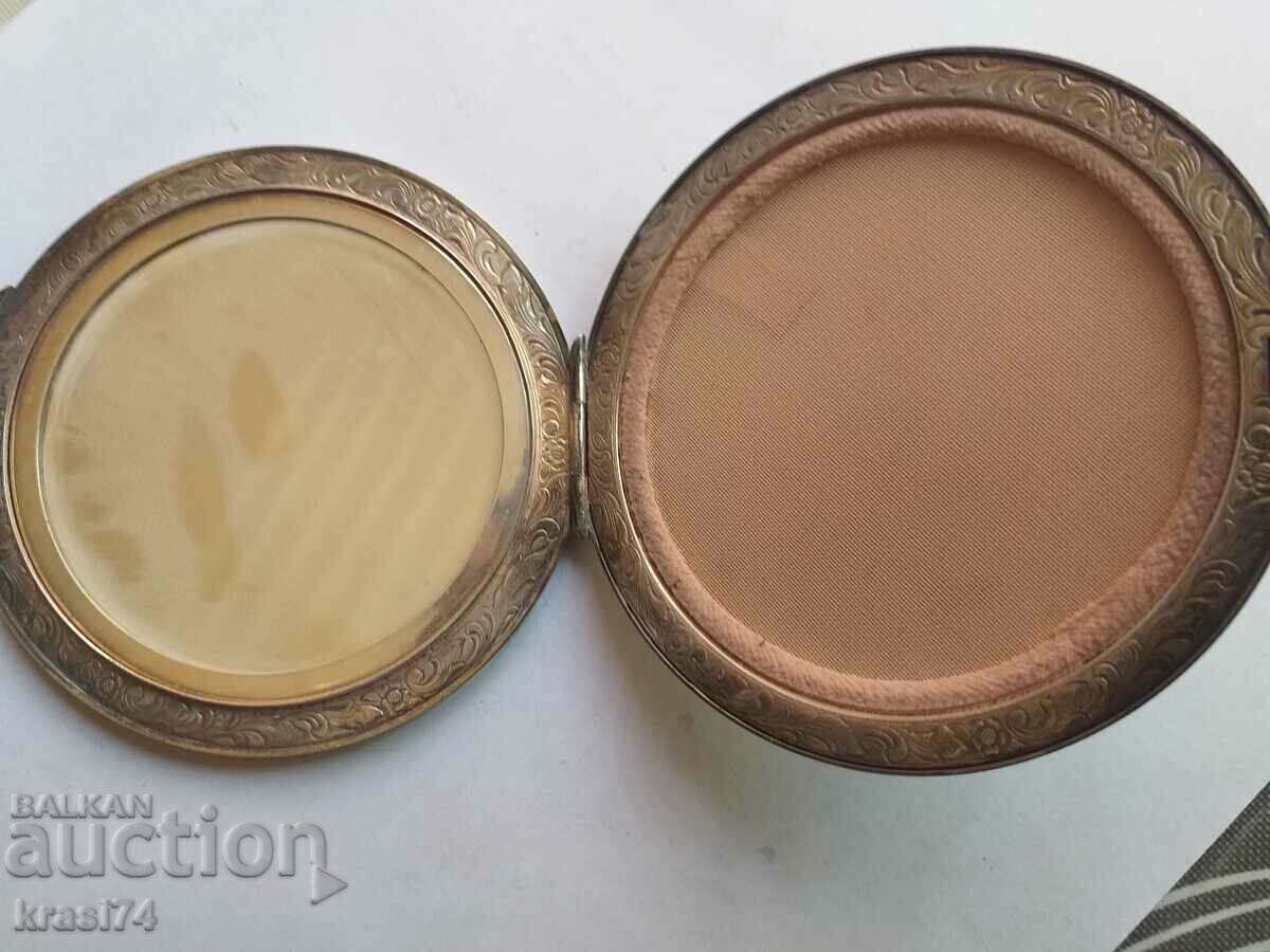 Silver plated powder case with price 25.00 BGN | € 12.78 Silver plated powder case with price 25.00 BGN | € 12.78