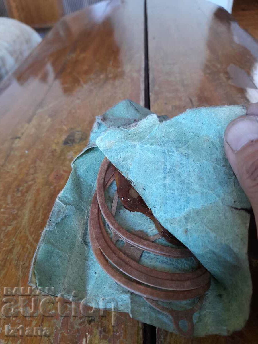 Livrarea Geanta veche cu ornamente Mototechnika si Autoservices Livrarea Geanta veche cu ornamente Mototechnika si Autoservices