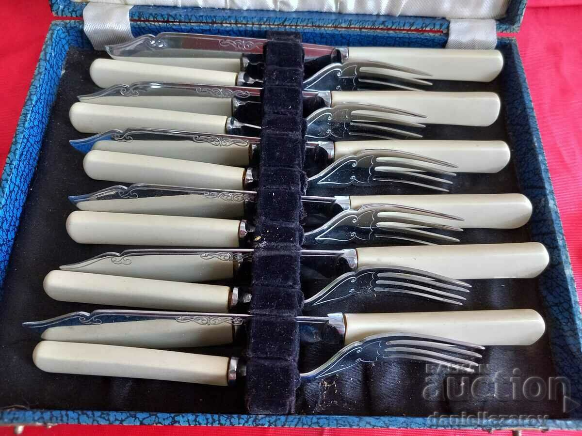 Vintage αγγλικά μαχαιροπίρουνα της δεκαετίας του 1930 με τιμή 75.00 BGN | € 38.35 Vintage αγγλικά μαχαιροπίρουνα της δεκαετίας του 1930 με τιμή 75.00 BGN | € 38.35