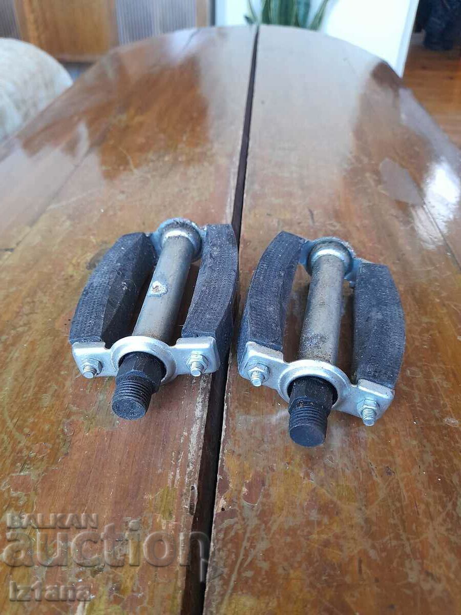 Delivery of Old bicycle pedals, bike