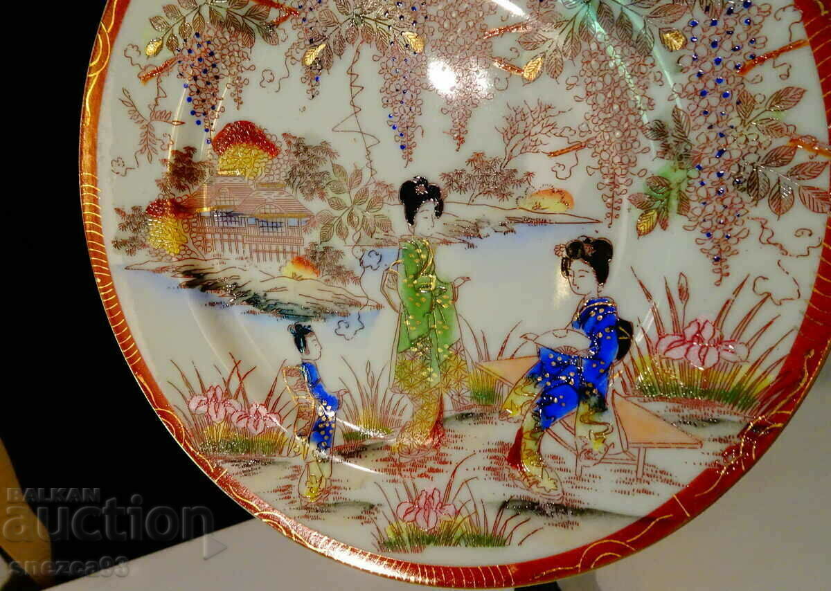 Auction Japanese kiss plate, gold writing. Auction Japanese kiss plate, gold writing.