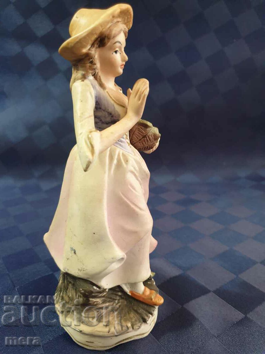 Delivery of Porcelain figure Delivery of Porcelain figure