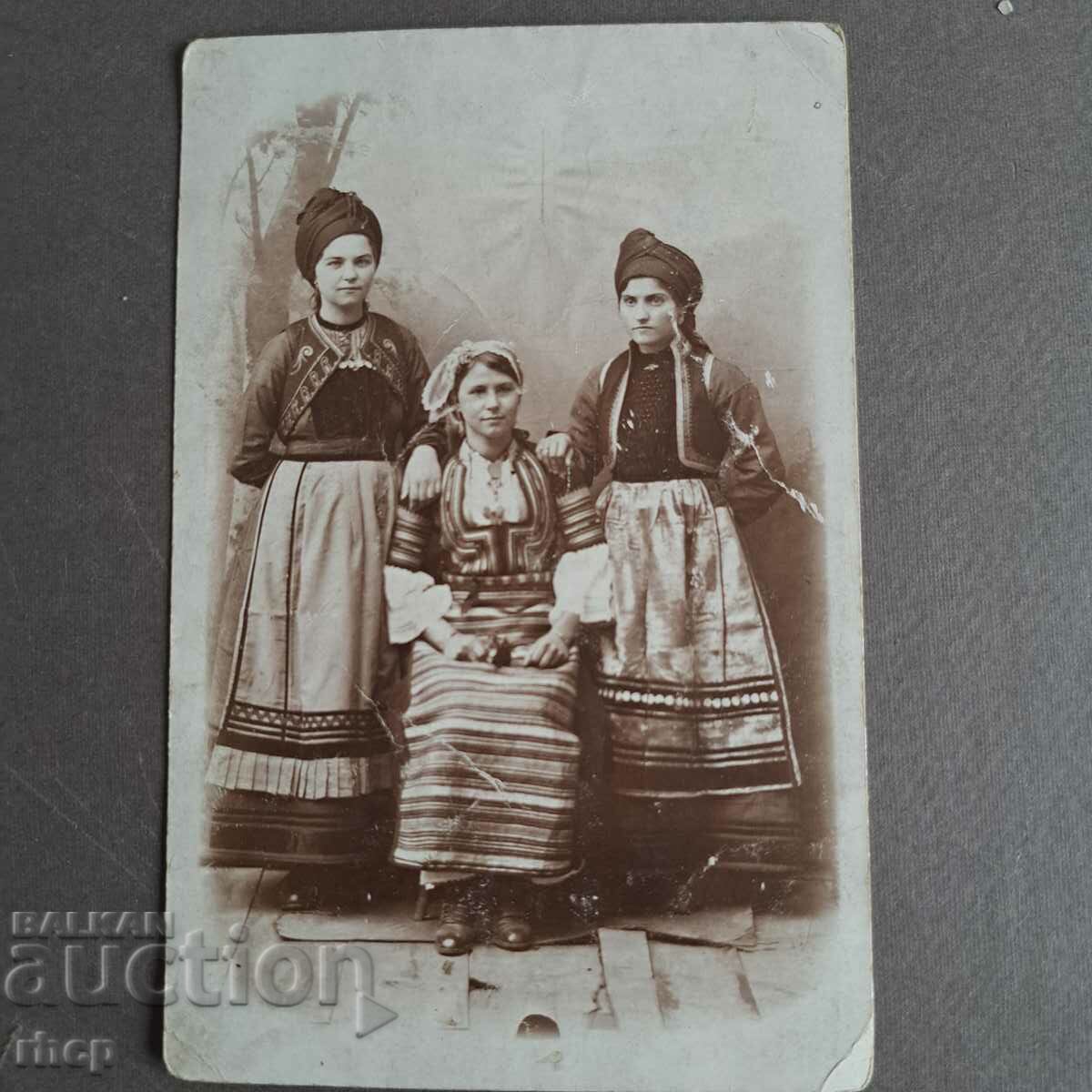 Women in folk costumes 1916 old photo