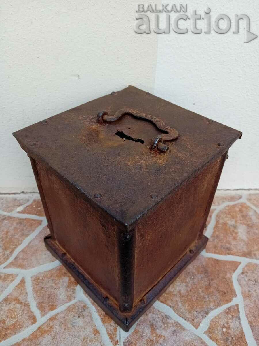 старинна възрожденска касичка за грошове с цена 51.00 лв. | € 26.08 старинна възрожденска касичка за грошове с цена 51.00 лв. | € 26.08