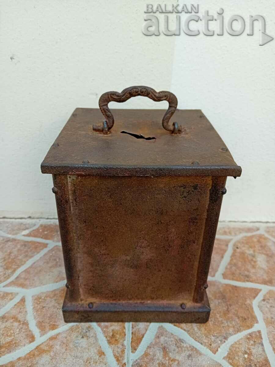 Аукцион старинна възрожденска касичка за грошове Аукцион старинна възрожденска касичка за грошове