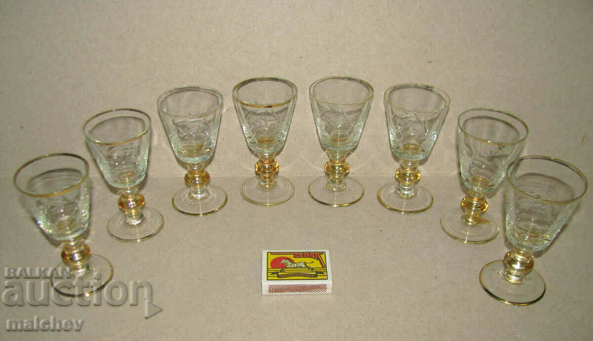 Lot de 8 pahare de brandy din sticla gravate cu aurite anii 1960.