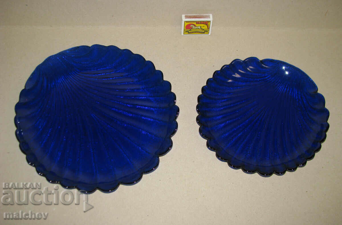 Lot of 2 plates "shell" blue cobalt glass 26 and 21 cm excellent