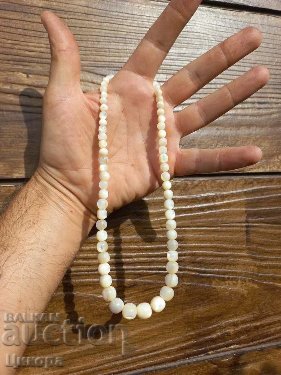Auction NECKLACE OF MOTHER OF PEARL Auction NECKLACE OF MOTHER OF PEARL