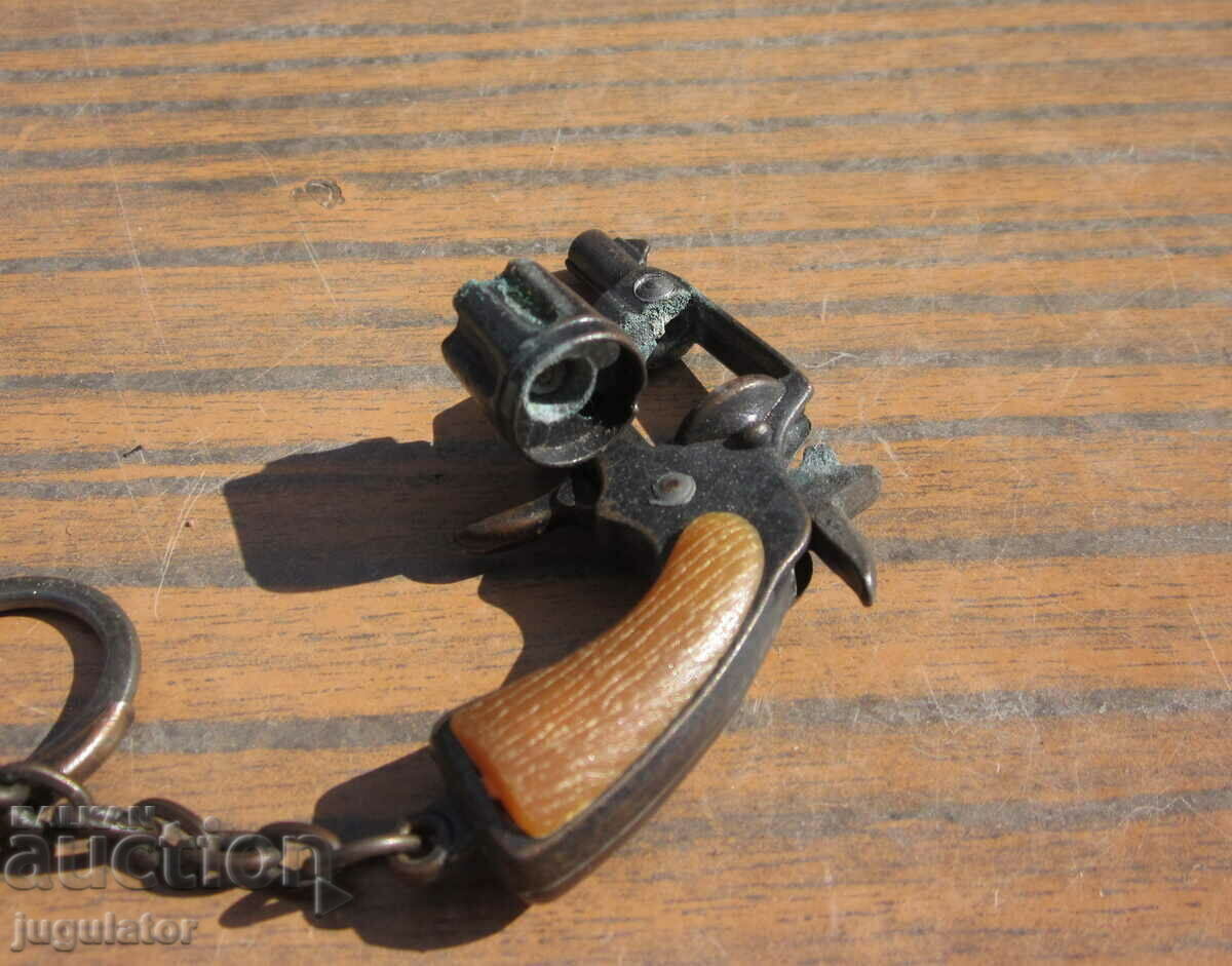 Livrarea un pistol vechi cu breloc cu toci de soca