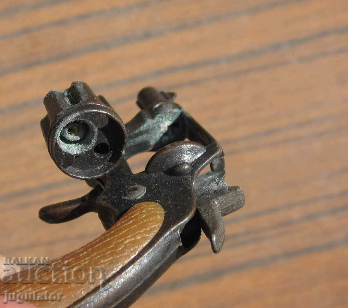 un pistol vechi cu breloc cu toci de soca - 5