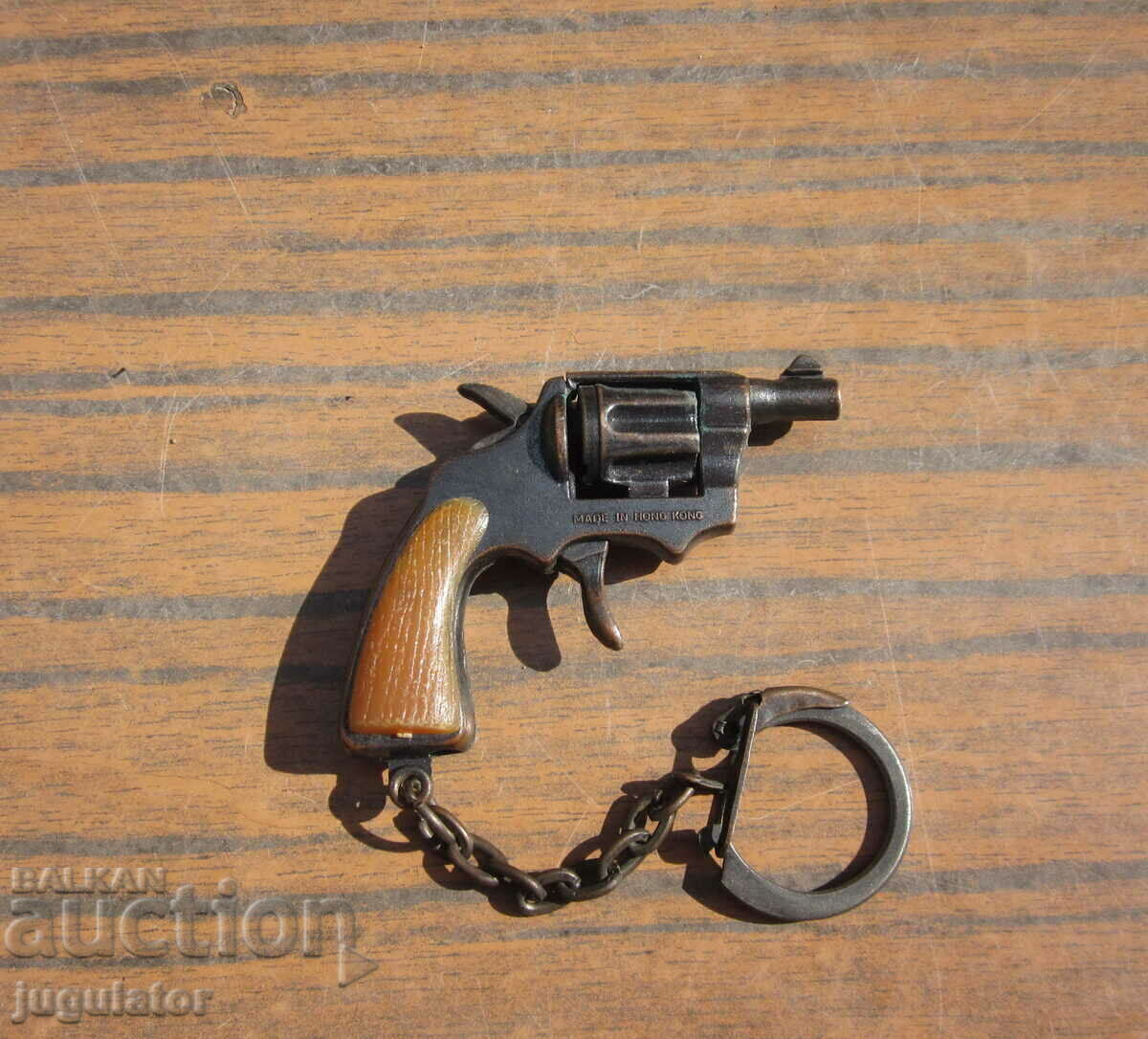 un pistol vechi cu breloc cu toci de soca