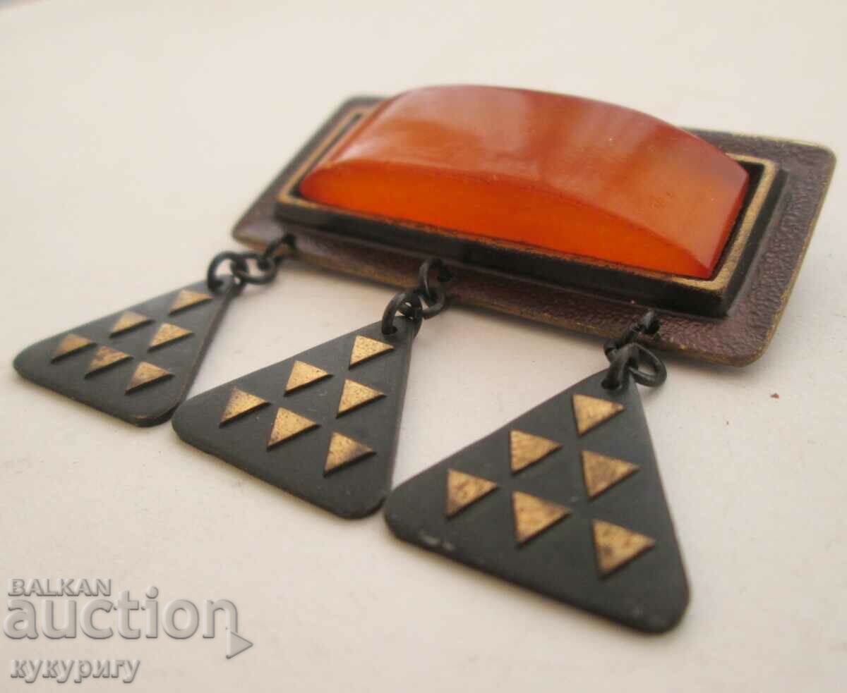 Delivery of Old lady's brooch with embedded amber jewelry Delivery of Old lady's brooch with embedded amber jewelry