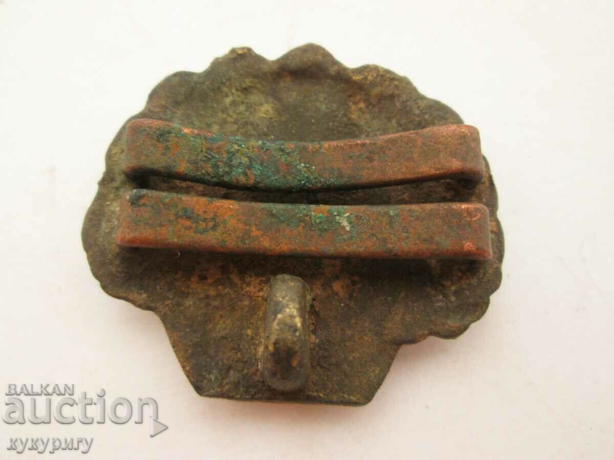 Ένας παλιός σύντροφος φοράει ένα μικρό πουκάμισο με τιμή 20.00 BGN | € 10.23 Ένας παλιός σύντροφος φοράει ένα μικρό πουκάμισο με τιμή 20.00 BGN | € 10.23