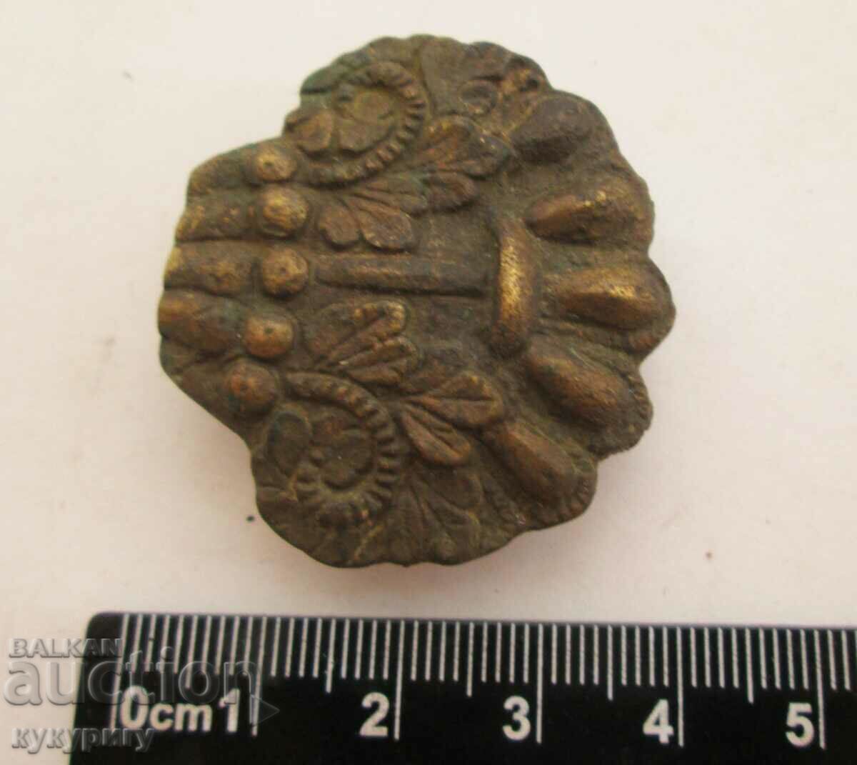 Δημοπρασία Ένας παλιός σύντροφος φοράει ένα μικρό πουκάμισο Δημοπρασία Ένας παλιός σύντροφος φοράει ένα μικρό πουκάμισο