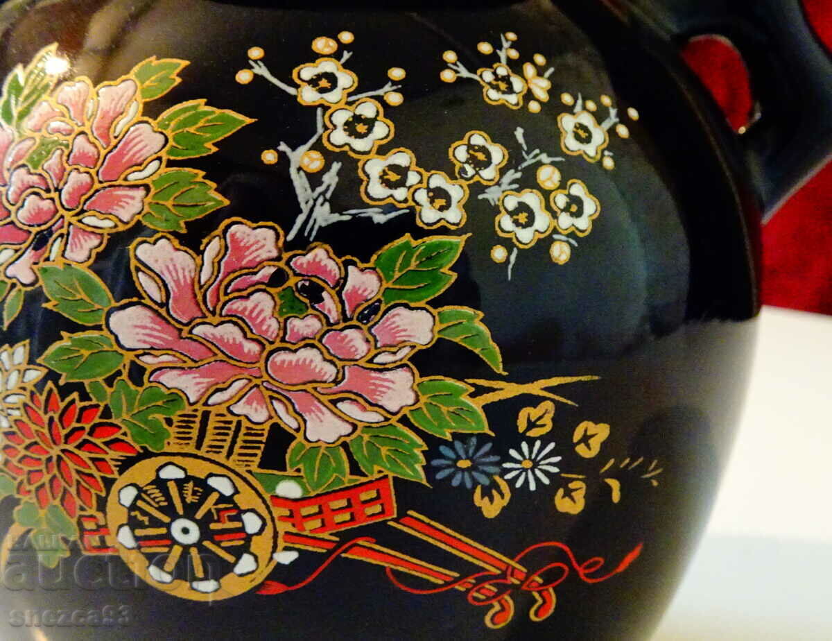 Auction Vase Japanese porcelain, cobalt, gold, flowers. Auction Vase Japanese porcelain, cobalt, gold, flowers.