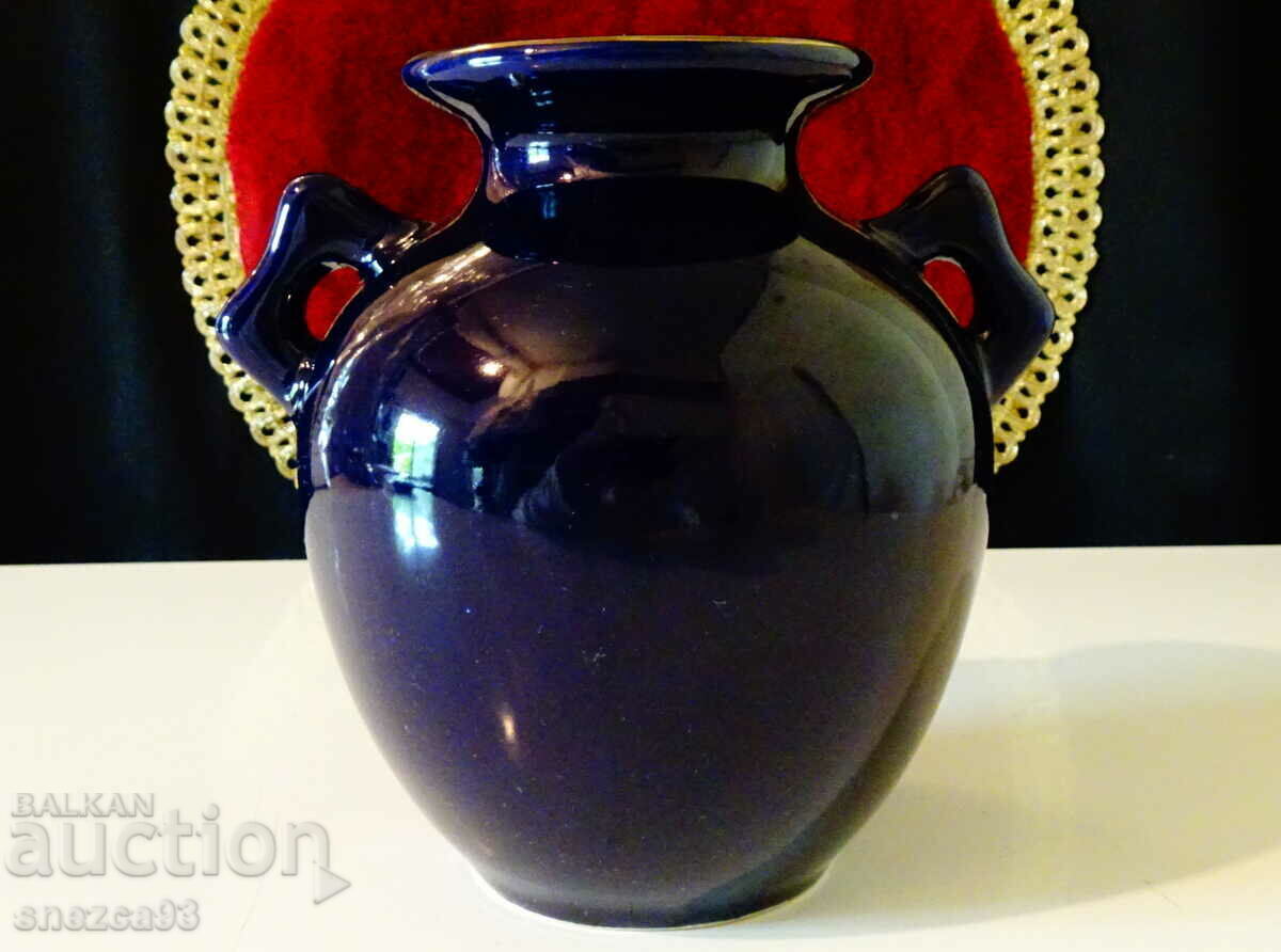 Delivery of Vase Japanese porcelain, cobalt, gold, flowers. Delivery of Vase Japanese porcelain, cobalt, gold, flowers.