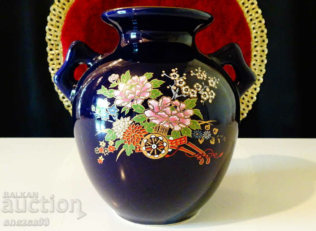 Vase Japanese porcelain, cobalt, gold, flowers. - 6 Vase Japanese porcelain, cobalt, gold, flowers. - 6